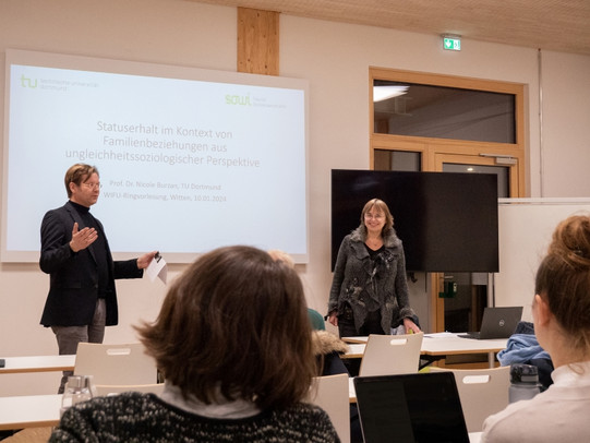 Das Bild zeigt Prof. Dr. Nicole Burzan zu Beginn ihres Vortrags vor den Teilnehmenden