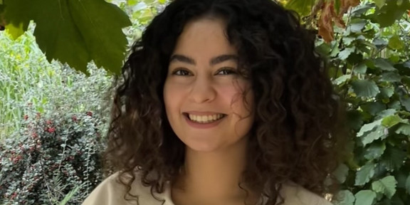 Das Bild zeigt eine Frontaufnahme von Azra Ince