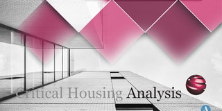 Grafik Critical Housing Analysis. Häuserfront von unten in den Himmel fotografiert mit Grafiküberblendungen am oberen Rand und Titeltext
