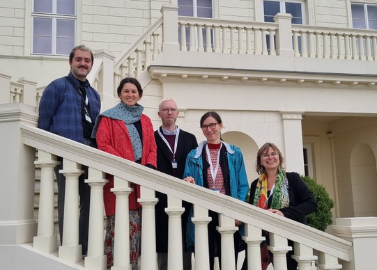 Foto des Projektteams: Paulus Gkegkas, Dr. Maya Halatcheva-Trapp, Dr. Benjamin Neumann, Dr. Marliese Weißmann, Prof. Dr. Nicole Burzan stehen nebeneinander auf einer Treppe und schauen in die Kamera. Prof. Dr. Berthold Vogel war leider verhindert.