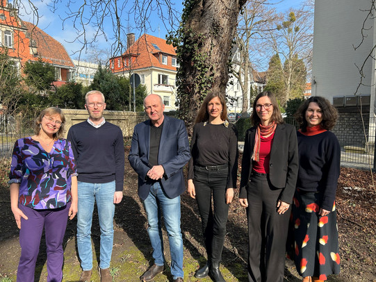 Das Bild zeigt die Mitglieder des Projektteams von links nach rechts mitsamt Frau Kottmann von der VW-Stiftung in der Mitte