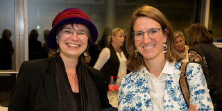Foto: Nicole Burzan und Miriam Schad lächeln