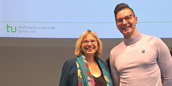 Das Bild zeigt den Preisträger zusammen mit seiner Doktormutter