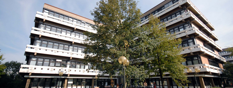 Gebäude Emil-Figge-Straße 50 im Sommer