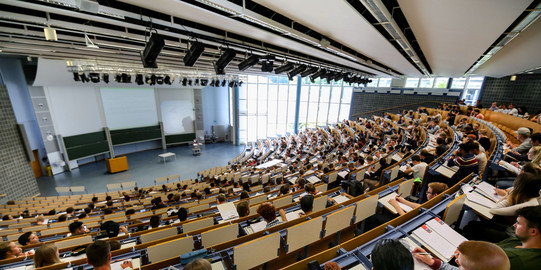 Audimax Studierende sitzen in einer Vorlesung im Audimax.