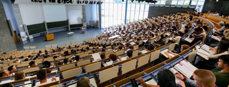 Audimax Studierende sitzen in einer Vorlesung im Audimax.